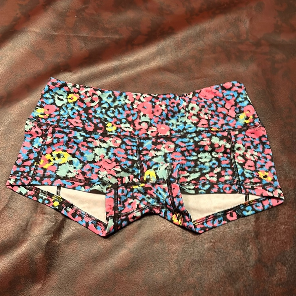 Like new FLEO low rise contour shorts. Size medium.